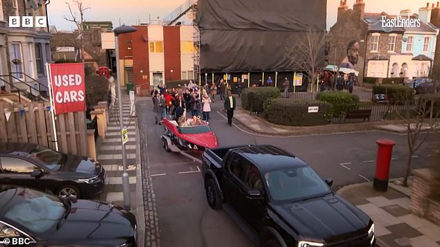 Dok je Sonia napokon napustila trg na leđima glisera na prikolici, mahnula ju je mnoštvo stanovnika, s njom, Bianca, Bex i Julijin odlazak napisali su četiri izlaska s četiri lika u jednom potezu