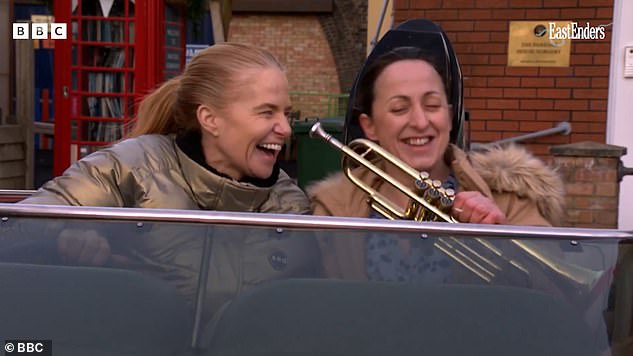 Emisija je glasila kimanju Sonijinoj prošlosti s pojavom njezine zloglasne trube, dok su se reference na njezine prošle ljubavi Jamie Mitchell i nedavno upustili Martin Fowler