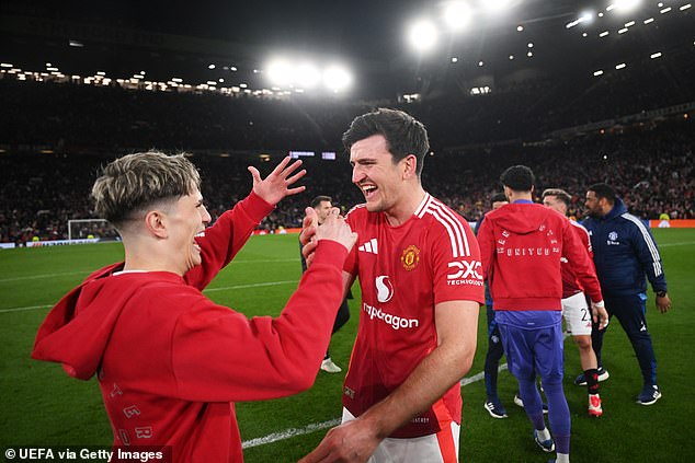 Mob su ga suigrači mobili na kraju nakon što je u United doveo do polufinala