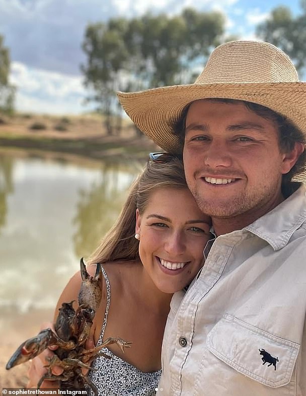 U intervjuu za Yahoo Lifestyle u petak da je provela puno vremena sama jer je Dustin radio duge sate