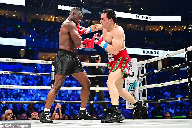 Julio Cesar Chavez Jr udara Uriah Hall tijekom njihove borbe u Amalie Areni 20. srpnja