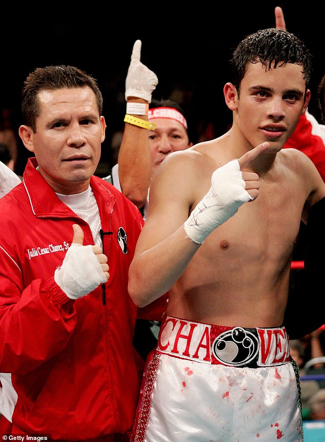 Julio Cesar Chavez Jr. pozira sa svojim ocem u dvorani prije nego što je 2005. u Atlantic Cityju