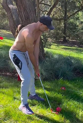 42-godišnji visokoprofilni socijalist uhvatio je parnu pozu, dok je Chris izlazio sunce i vježbao svoj golf kako se zamahnuo izvan njihove kuće. (Na slici)