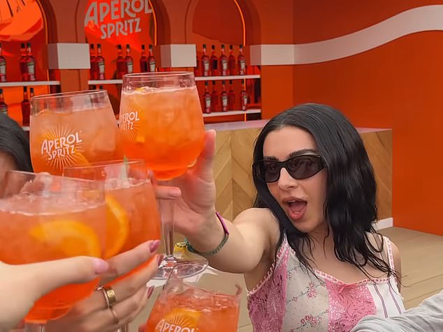 Napisujući slike, Charli je jednostavno napisao 'zabavu' nakon nastupa zvijezde na Coachelli tijekom vikenda