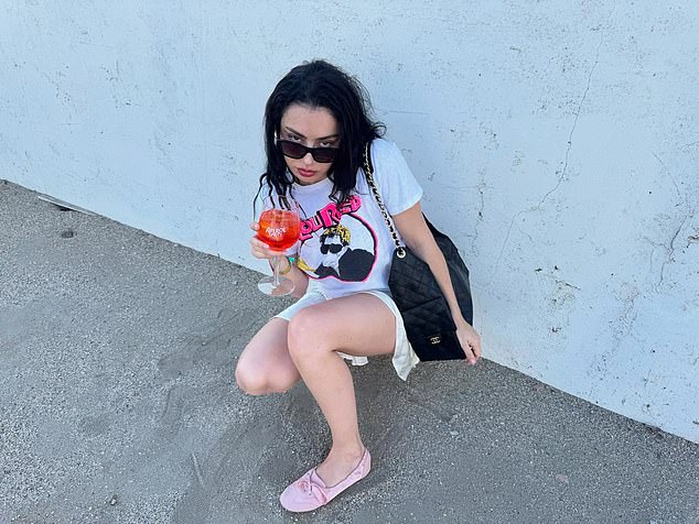 Također je nosila majicu Lou Reed, uparenu s crnom torbom i sunčanim naočalama, a pristupila je ružičastim baletnim pumpama za još jedan Snap s Aperol Spritz