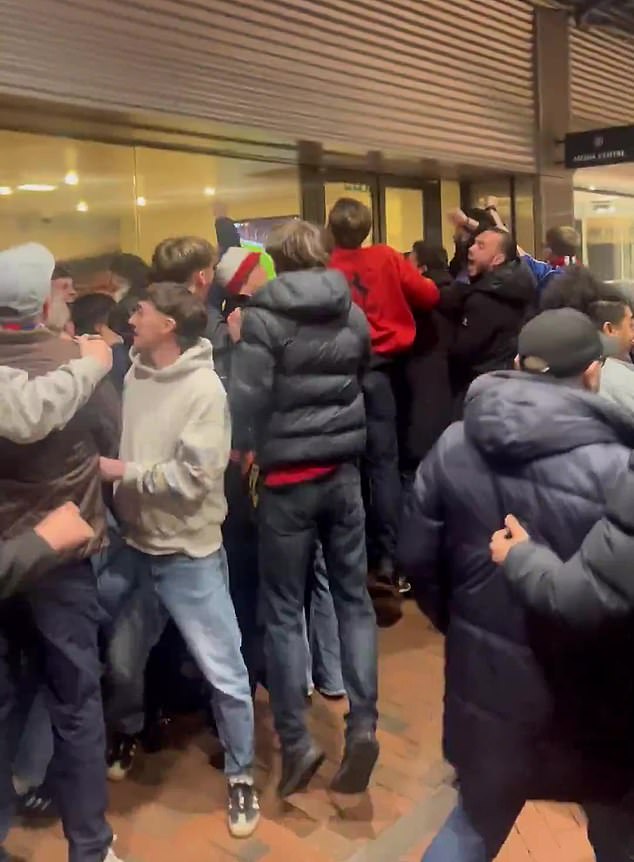 Snimke koje kruže na društvenim mrežama pokazale su obožavatelje koji su napustili Maguire -ovog pobjednika izvan tla