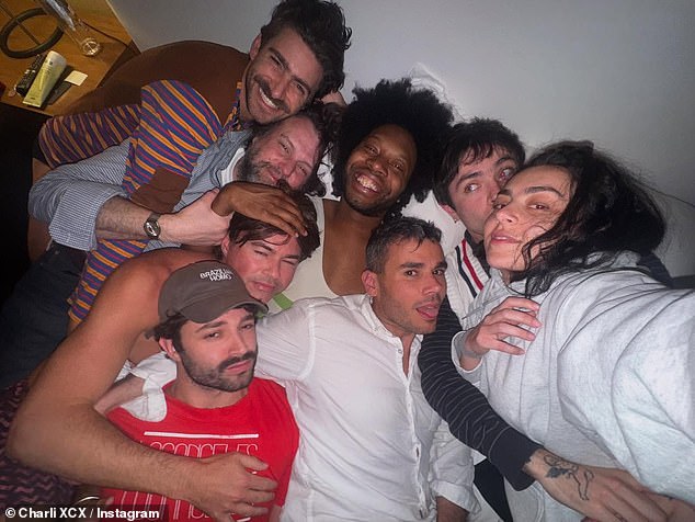 Charli je objavila zabavne snimke kako laganje s grupom prijatelja