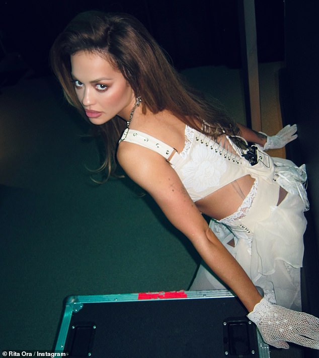 Pjevačica je izgledala nevjerojatno u prekrivenoj haljini u kojoj su se pojavile dvije izrezane ploče oko struka i čipkaste suknje