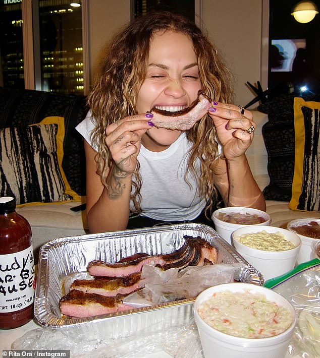 Činilo se da je Rita uživala u Austinovoj lokalnoj deliciji dok je uživala u ogromnoj gozbi koja uključuje mesnata rebra i sala