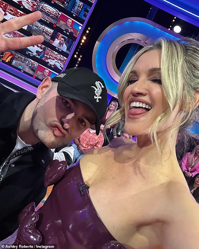 Zagrlila je svaki centimetar od njezine figure za ispuštanje čeljusti dok je dovršila izgled s parom elegantnih crnih potpetica