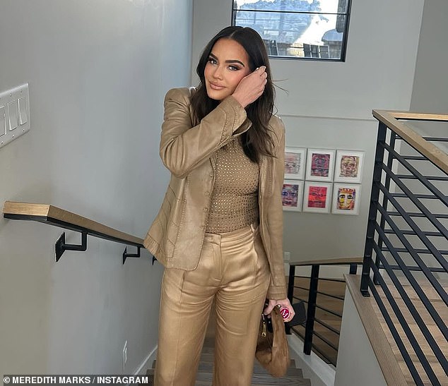 Meredith (53) koja je bila učvršćena u seriji Bravo otkako je prvi put bila premijerno prikazana 2020. godine, objavila je glamur sama od sebe kako pozira na stubištu u petak