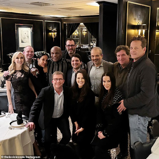 Dan prije inauguracije, Vaughn je također bio prikazan (desno) s Tuckerom Carlsonom