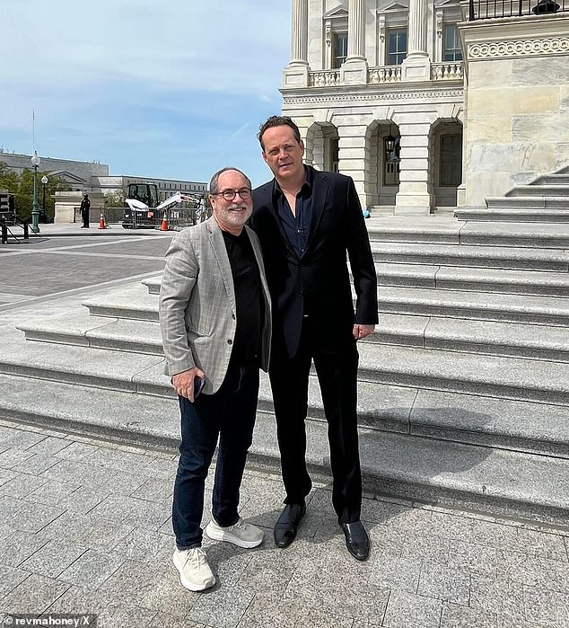 Velečasni Patrick Mahoney, direktor Koalicije za kršćansku obranu, također je od petka podijelio selfie s Vaughnom, rekavši da je glumac bio sa mnom u američkom Kapitolu prije nego što je srušio Bijelu kuću s predsjednikom Trumpom ... samo recite '