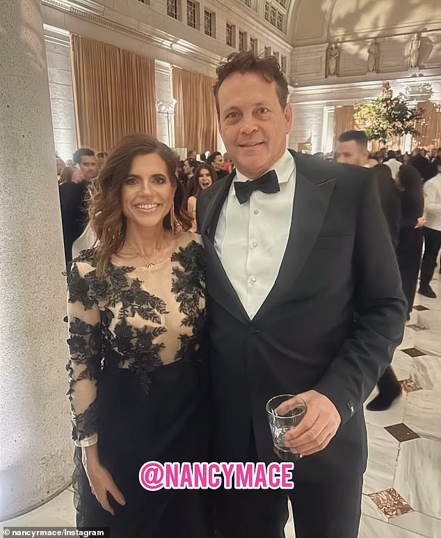 Neki su navijači podijelili iznenađenje da saznaju da će Vaughn biti viđen s Trumpom, unatoč tome što je glumac koji je prethodno pokazao podršku na jednoj od predsjednikovih slavljeničkih inauguracijskih lopti u siječnju (na slici s rep. Nancy Mace)