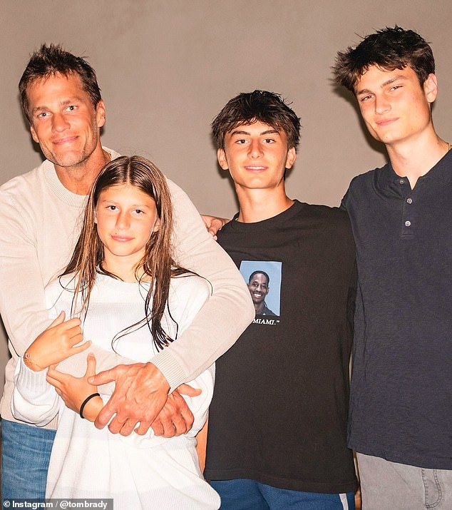 Bundchen dijeli sina Benjamina, 15 godina, i kćer Vivian, 12, s bivšim suprugom Tomom Bradyjem. Ona je također maćeha Tominog 17-godišnjeg sina Jacka