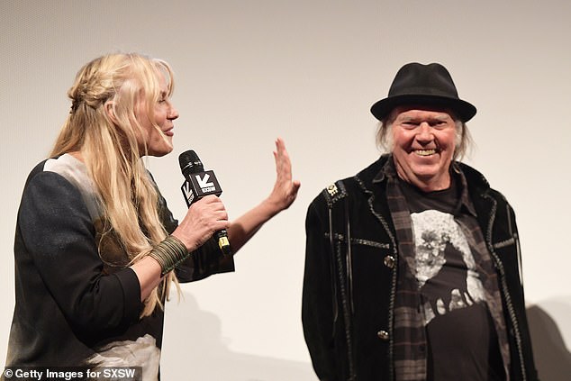 Hannahino otkriće dolazi kao mladi strah da ga neće pustiti u zemlju ako krene na Europsku turneju planiranu za ovo ljeto