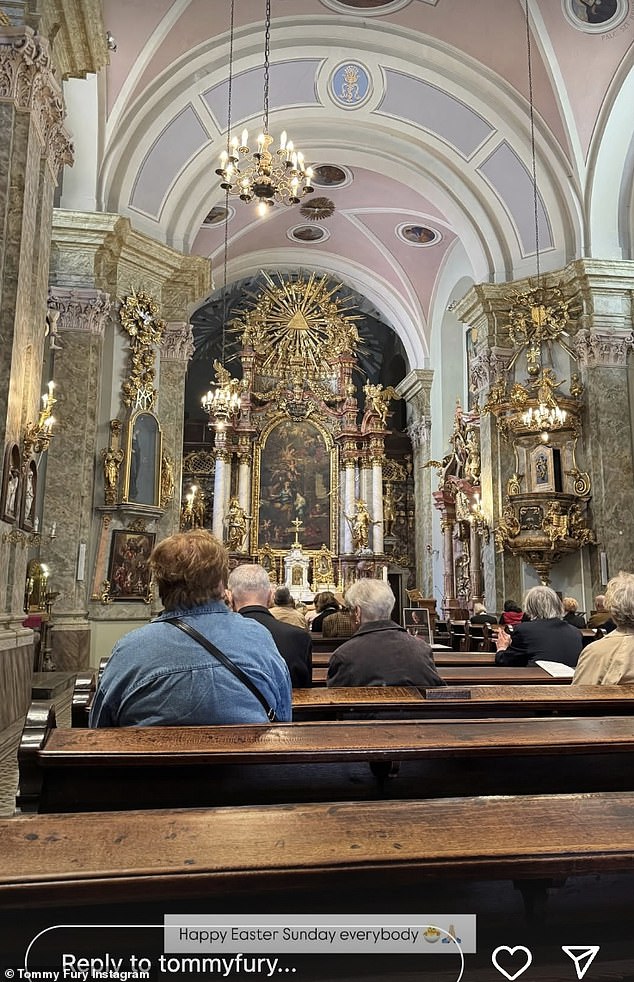 Iako su nastavili ne objavljivati ​​fotografije zajedno, Tommy je također objavio fotografije iz Budimpešte dok je prisustvovao uskrsnoj nedjeljnoj službi