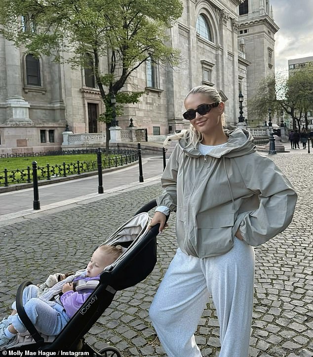 Pucanj je zarobila Molly koja izgleda obično stilski u bijelom i krem ​​ansamblu dok je gurala dječju kolica, dok je za drugi škljocao u ruci Bambi u naručju