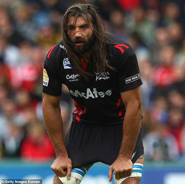 Chabal je proveo pet godina u Engleskoj s prodajom morskih pasa, ali nema sjećanja iz tog razdoblja svog života