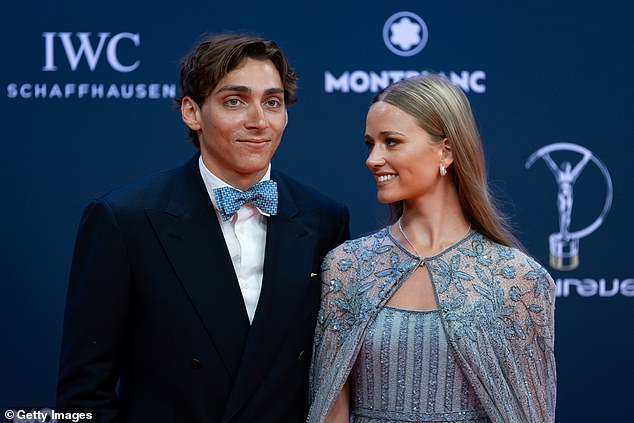 Armand Duplantis i zaručnica Desire Inglander nasmiješio se prije nego što je osvojio sportaša godine