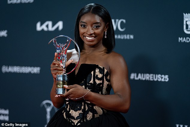 Simone Biles zasadila je dok je podizala nagradu Sportswors -Swork of the Year u palači Cibeles