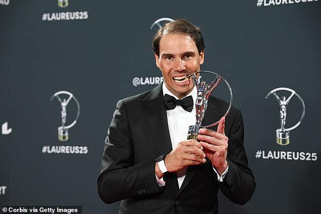 Hranjivo! Rafael Nadal pokušao je ugristi komad svoje nagrade za sportsku ikonu na crvenom tepihu