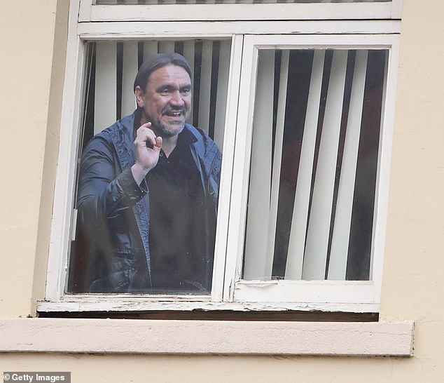 Izrez visokog časnog Leedsovog šefa uočen je na prozoru kuće navijača