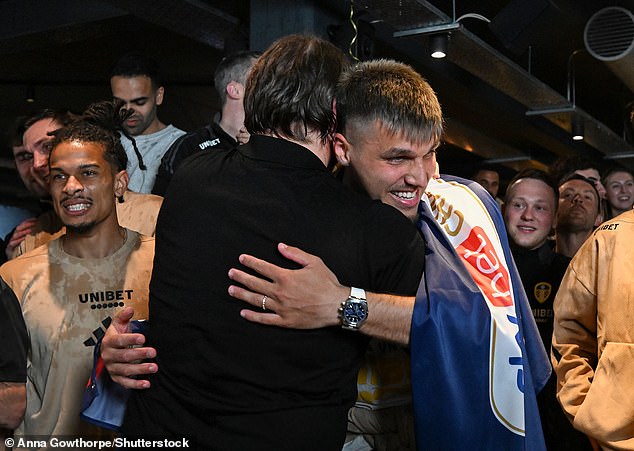 Farke je u ponedjeljak prihvatio Piroea dok su igrači i menadžer bili natopljeni šampanjcem