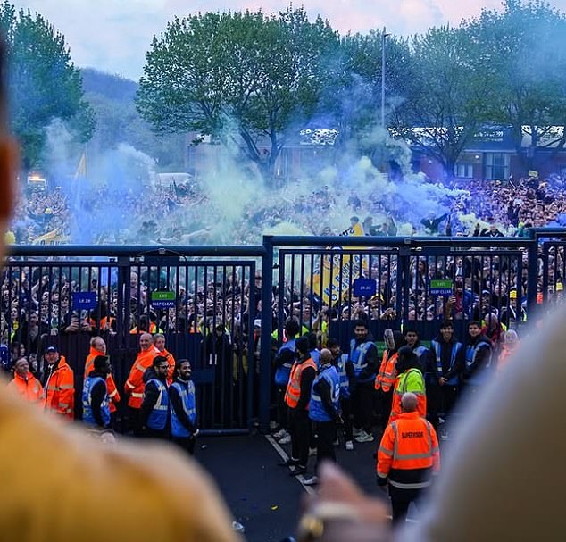 Obožavatelji su došli na Elland Road u gužvi kako bi proslavili povratak u Premier ligu sljedeće sezone