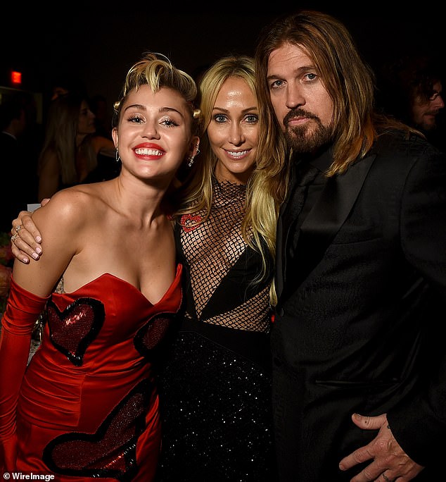 (LR) Miley, Tish i Billy Ray Cyrus pohađaju Amfar Inspiration 2015 New York