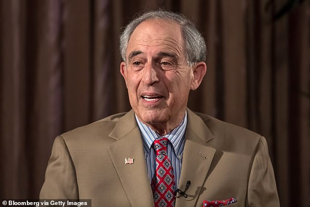 Visoki odvjetnik Lanny Davis (na slici) predstavlja Sharpe u parnici za silovanje