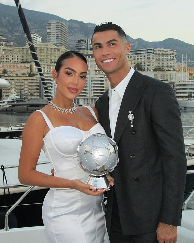 Nogometna legenda Ronaldo slika je s dugogodišnjom djevojkom Georgina Rodriguez