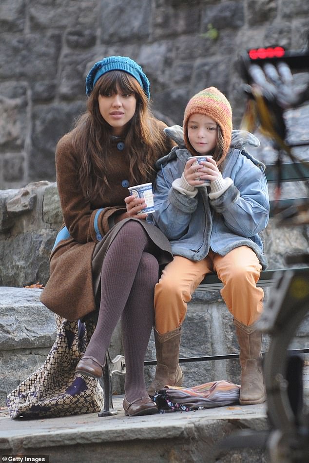 U filmu iz 2010. godine nevidljivi znak, koji je također glumio Jessicu Alba, Nyweide je glumio djevojku čija je majka umirala od raka