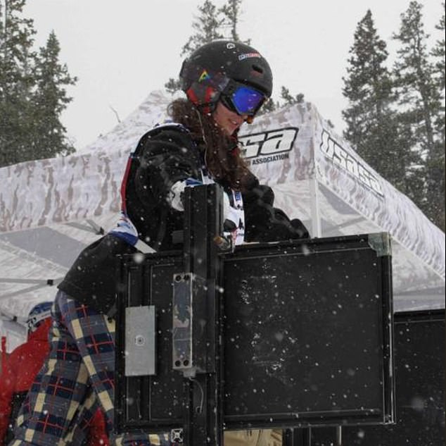 Natjecala se na natjecanjima za snowboarding nakon što je prestala glumiti u srednjoj školi