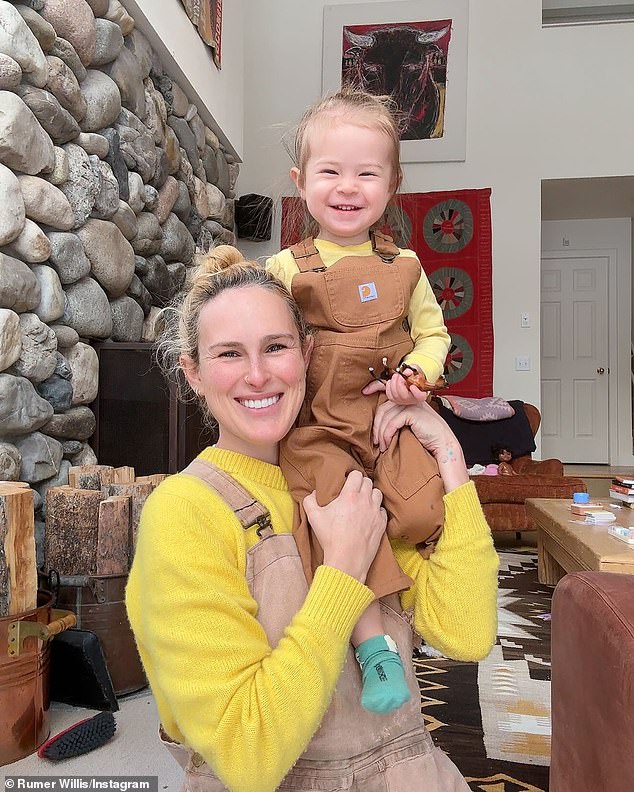 Ispada da je 36-godišnja beba Nepo ručno slomila svoju vodu tijekom porođaja: 'Gurnula sam, glava joj je bila van. Ponovno sam se gurnuo i cijelo joj je tijelo bilo van '(na slici prošlog petka)