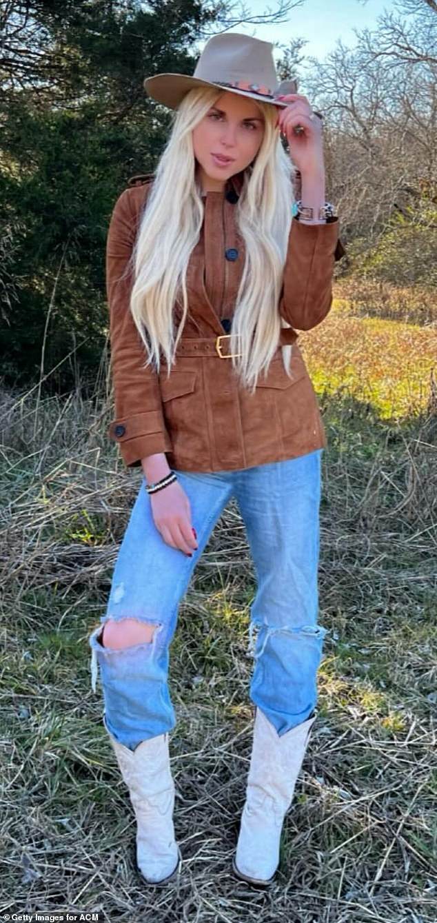 Brak Billyja Raya i Firerose službeno je u kolovozu prošle godine, tri mjeseca nakon što se seoska pjevačica prijavila na razvod od svoje australske supruge manje od godinu dana, navodeći 