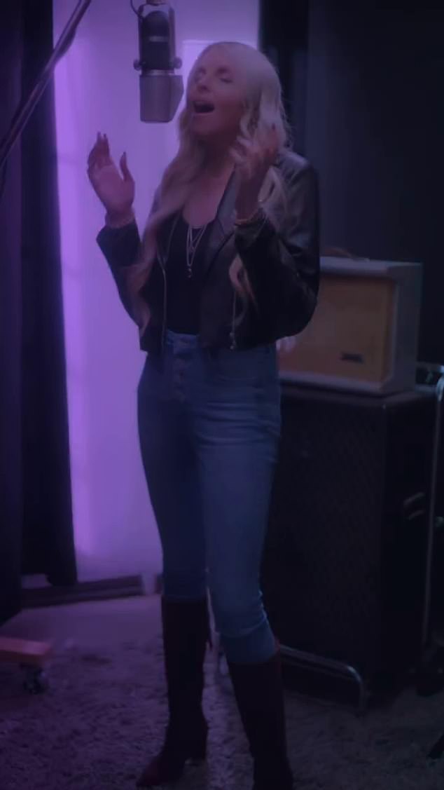 Billy Ray (63), koji je u kolovozu dovršio razvod s Fireroseom, potvrdio je malo vjerojatnu vezu s glumicom u Velikoj Britaniji na Uskrsnu nedjelju