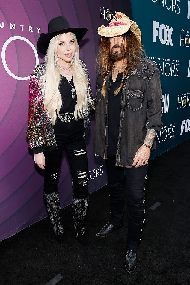 Firerose je podijelila neke govorne postove uslijed svog bivšeg Billyja Raya Cyrusa otkrivajući romansu s Liz Hurley