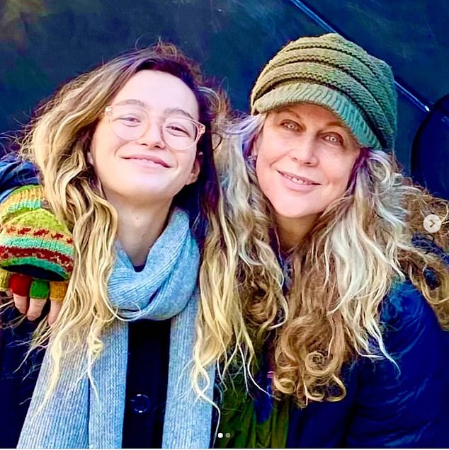 Nyweide je na slici na Instagramu slikana sa majkom Shelly Gibson