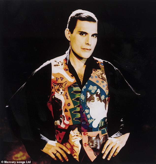 Tvrdi se da je među predmetima koju je Kašmira kupila bio 139.700 funti u prsluku ukrašenom slikama Freddiejevih šest mačaka, koje je nosio u glazbenom videu, jer su to dani našeg života, samo šest mjeseci prije njegove smrti (na slici)