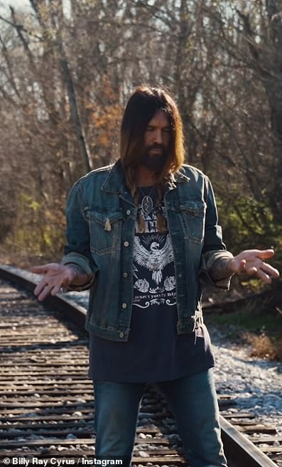 Ranije tijekom dana, Hurley je pokazao ljubav prema Cyrusu u odjeljku za komentare svog posljednjeg Instagram posta, gdje je promovirao video za svoj nadolazeći pjesma Remix