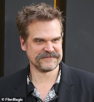 Zvijezda Stranger Things pogodila je crveni tepih i pokazala gustu glavu kose usred glasina o transplantaciji kao rezultat krize srednjeg života
