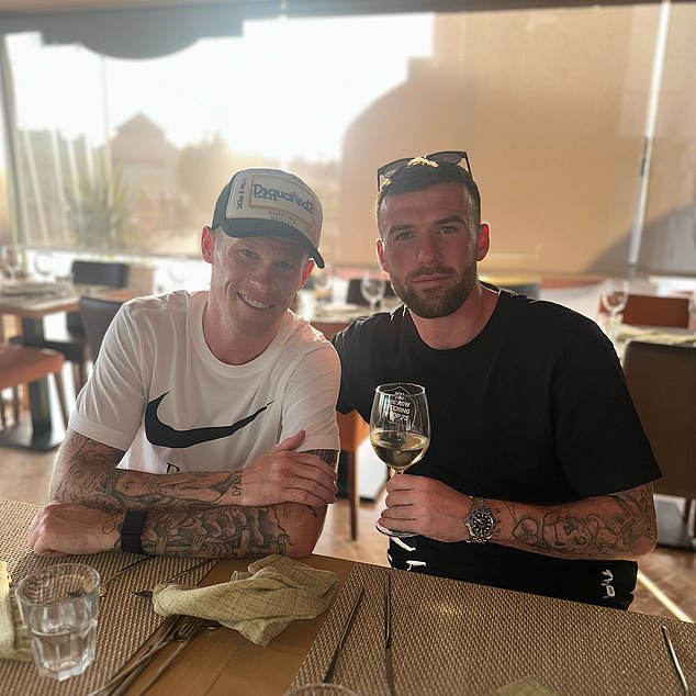 McClean je slikao zajedno sa svojim starijim bratom Jamesom - koji trenutno igra za Wrexham