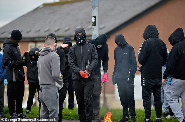 Mnogi su mladići bili prisutni dok je parada prolazila od Creggana do slobodnog Derry Cornera u Bogside