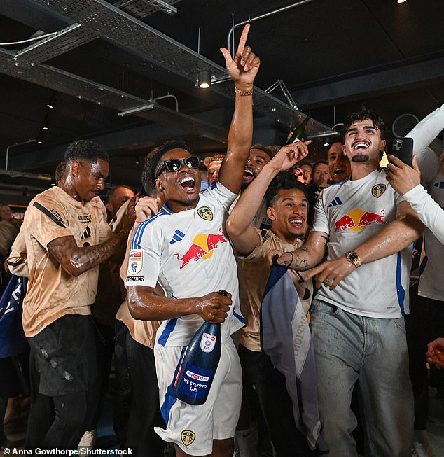 Zvijezde Leeds Uniteda proslavile su se u stilu nakon što su osigurale promociju unatrag u svom drugom pokušaju