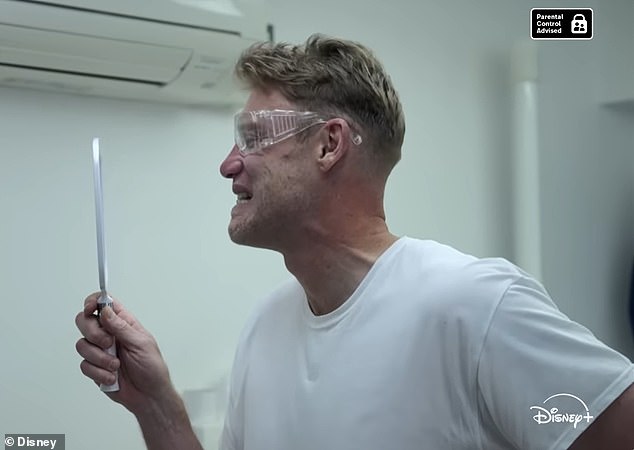 Flintoff se vidi kako gleda rekonstruktivni rad u ogledalu kao dio dokumentarne prikolice