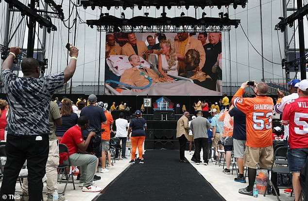 Prošle godine ušao je u Pro Football Hall of Fame jer je ceremonija držala njegov krevet