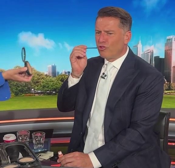 Nakon što je Slaterove usne nazvao 'puna i ukusne', Stefanović je isprobao sjaj za usne koji su njegovi suosnivači preporučili kako bi sebi dali isti izgled