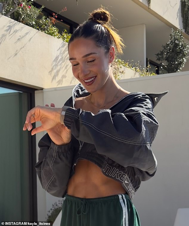U postu podijeljenom na Instagramu, Kayla je pozirala u aktivnoj odjeći, uključujući ošišanu puffer jaknu koja joj je razbila torzo. Na izložbi je bio zavirio u njezin isklesan, otrpani trbuh i šest paketa - i nije izbjegao pažnju svojih sljedbenika