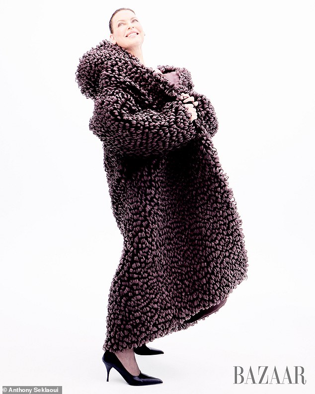 Tijekom Harper's Bazaar intervjua, Linda je također otkrila da je 'u redu' sa svojim izgledom sada nakon što je tiho podvrgla dvostrukoj mastektomiji 2018. godine